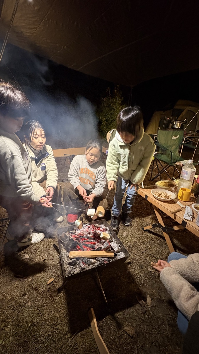 生駒山麓公園キャンプ場で焚き火を囲む子どもたち