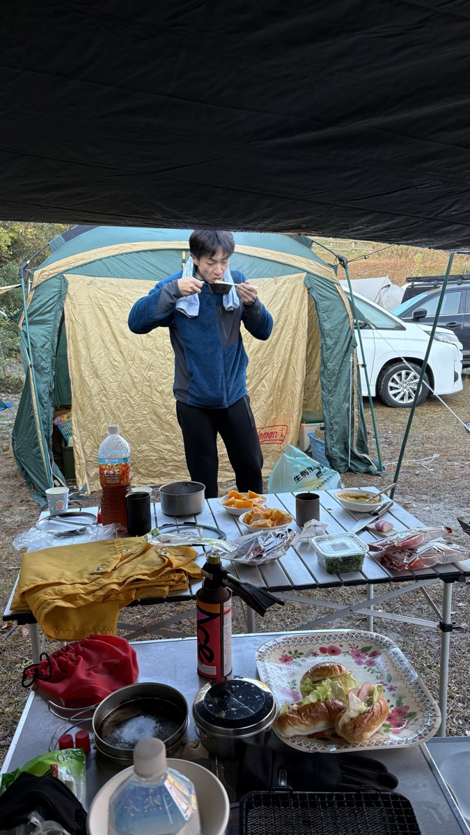 生駒山麓公園キャンプ場での朝食シーン