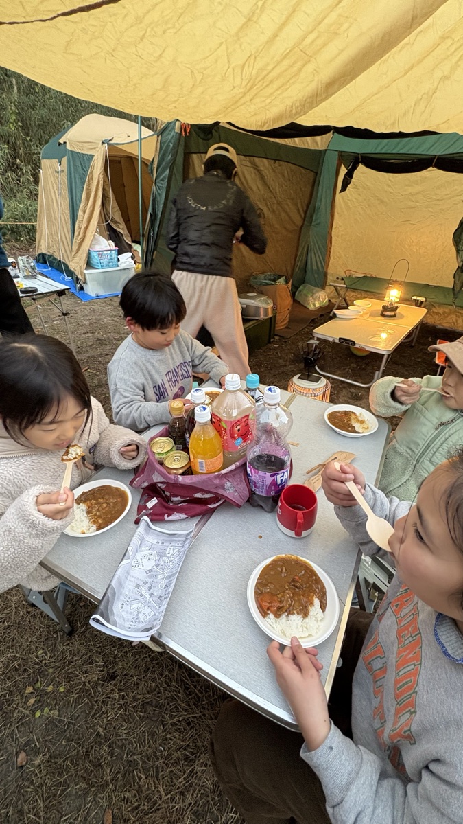 生駒山麓公園キャンプ場でカレーを食べる子どもたち