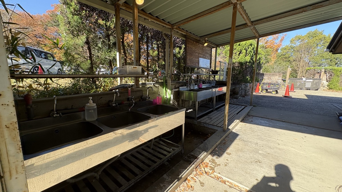 生駒山麓公園キャンプ場の炊事場（屋根付き水場）