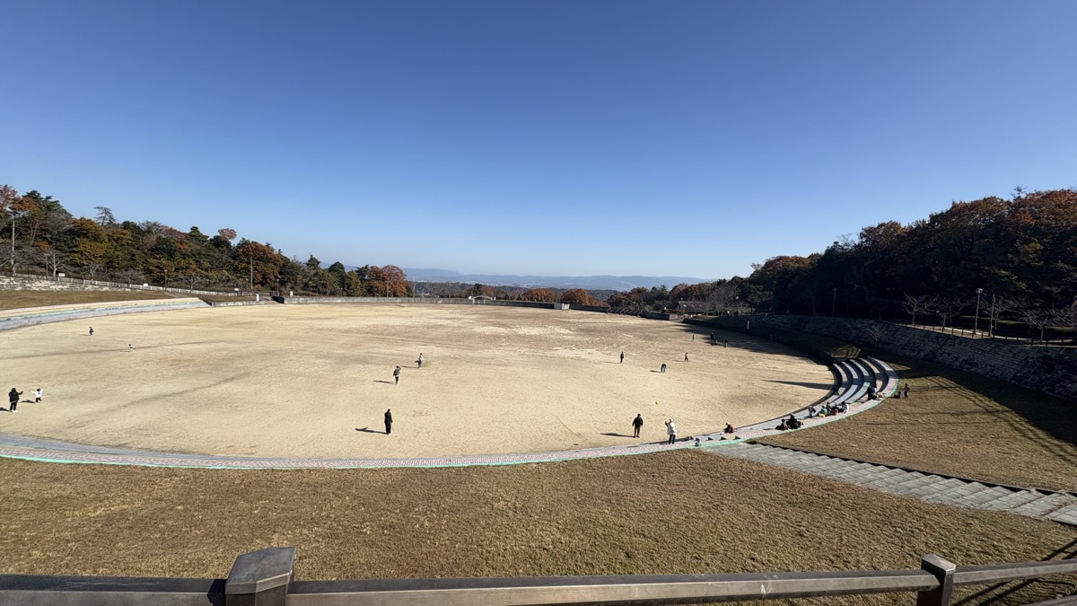 生駒山麓公園の広大なグラウンド全景