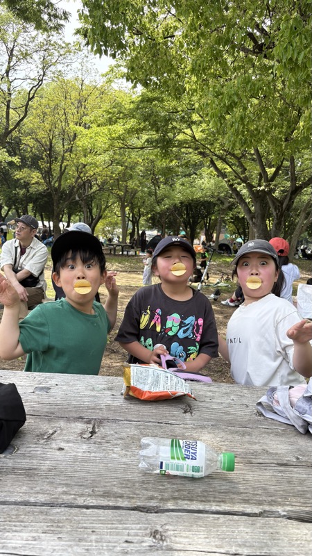 大泉緑地 ピクニックで食事を楽しむ子供たち